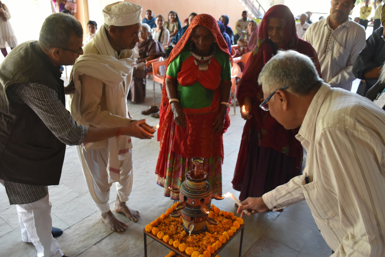 Tradition and Innovation - The journey in the craft of weaving of Vishram Valji and his family Show Inauguration – slide 2